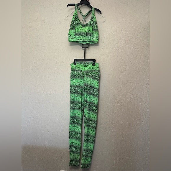 Vibrant Green Snakeskin Leggings - Picture 5 of 8